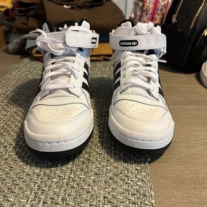 EUC Mens Size 11 Black and White Adidas